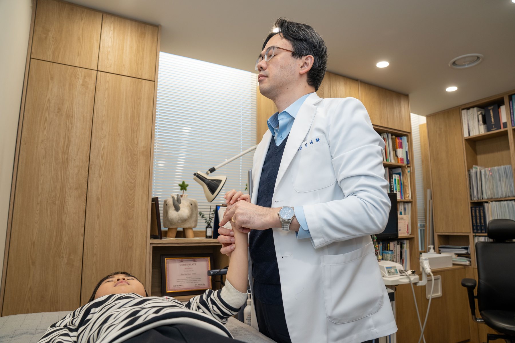 김대환 원장이 환자의 관절 가동 범위를 살피는 모습